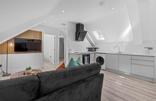 Swindon Apartment | Archway Haven - 2 min from Station - Free Parking - Courtyard