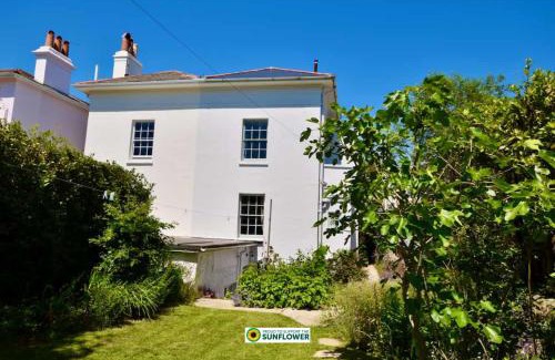 Ryde House | Arden Villa, sleeps 8, moments from the golden sandy beach of Ryde
