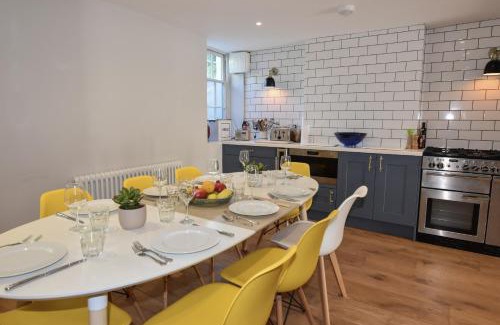 Ryde House | Arden Villa, sleeps 8, moments from the golden sandy beach of Ryde