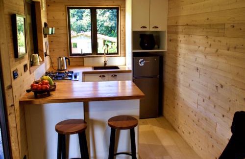 Arorangi Apartment | 'ARE PEPE one bedroom container style unit