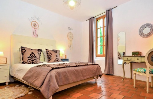 Laudun House | Are you dreaming of a relaxing vacation with southern French flair? Then this picturesque stone hous