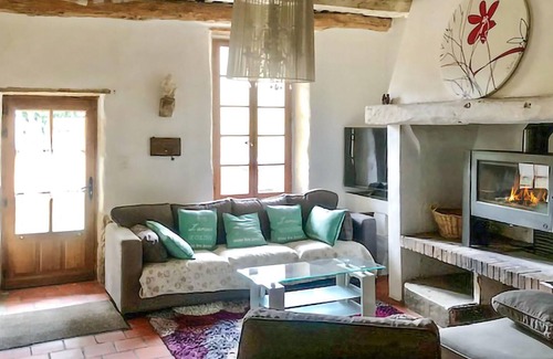 Laudun House | Are you dreaming of a relaxing vacation with southern French flair? Then this picturesque stone hous