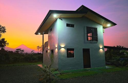 Penas Blancas House | Arenal Nephelium Country Home, Refugio rural con piscina, jacuzzi y balcón con hermosas vistas al Volcán Arenal, en una finca privada