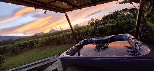 Penas Blancas House | Arenal Nephelium Country Home, Refugio rural con piscina, jacuzzi y balcón con hermosas vistas al Volcán Arenal, en una finca privada
