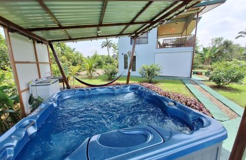 Penas Blancas House | Arenal Nephelium Country Home, Refugio rural con piscina, jacuzzi y balcón con hermosas vistas al Volcán Arenal, en una finca privada