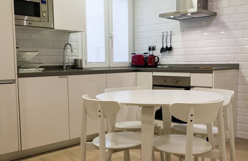 Sol Apartment | Arenal Suites Preciados