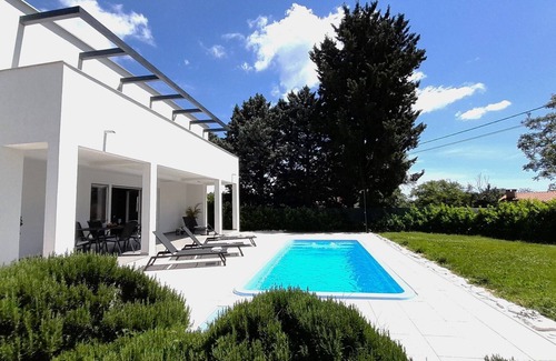 Filipana Villa | Aria -new holiday home with pool close to numerous beaches and activities