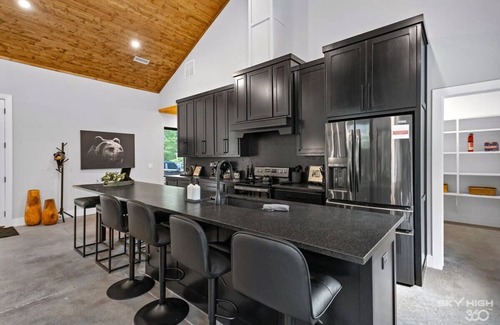 Rogers Cabin | Arkansas Luxe Forest Haven: Pool, Cinema & More!