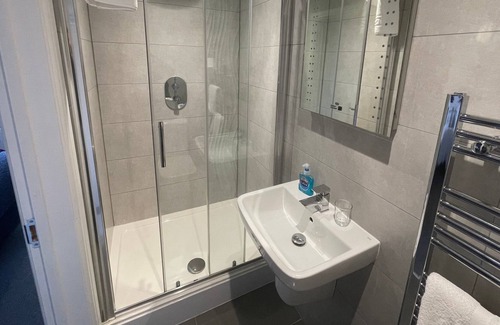 Basingstoke House | Arlan House, Superb Basingstoke Hotel - Room 07