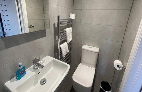 Basingstoke House | Arlan House, Superb Basingstoke Hotel - Room 07
