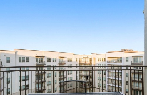 Central Arlington Apartment | Arlington Deluxe 2BD 2BA Apartment