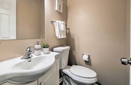 Arlington Heights House | Arlington Heights Townhome: 33 Mi to Chicago