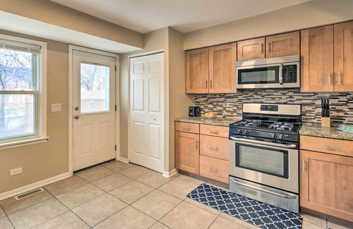 Arlington Heights House | Arlington Heights Townhome: 33 Mi to Chicago