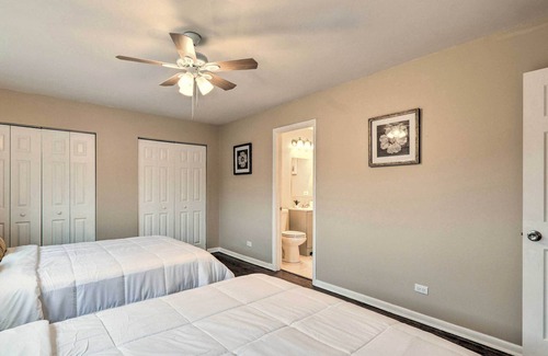 Arlington Heights House | Arlington Heights Townhome: 33 Mi to Chicago