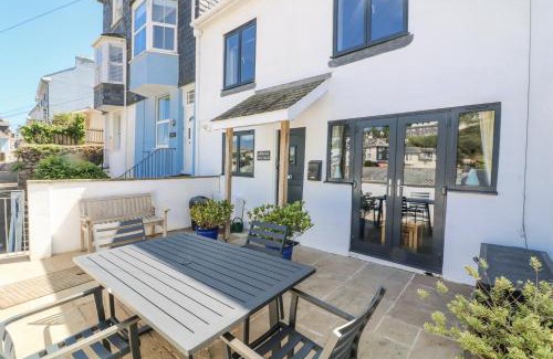 Dartmouth House | Armada Cottage