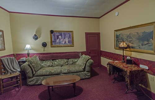 Red Boiling Springs Bed & Breakfast | Armour's Hotel