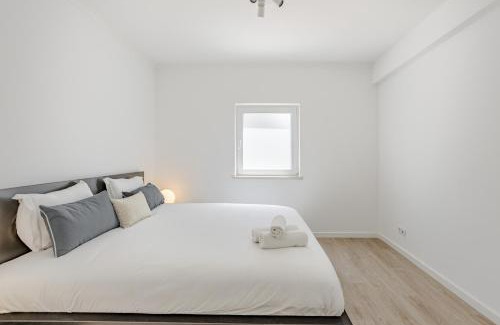 Charneca de Caparica e Sobreda Villa | Aroeira Modern Grand Villa With Pool by Homing