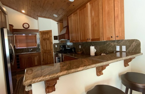Blue Jay House | Arrowhead Lodge - 5 min walk to lake, jacuzzi tubs and AC!