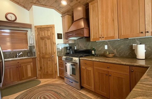 Blue Jay House | Arrowhead Lodge - 5 min walk to lake, jacuzzi tubs and AC!
