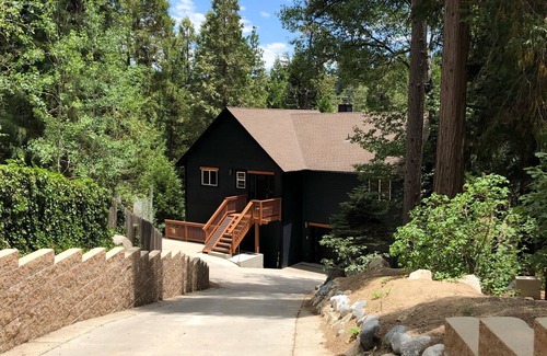 Blue Jay House | Arrowhead Lodge - 5 min walk to lake, jacuzzi tubs and AC!
