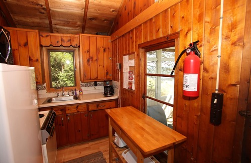 Sturgeon Bay Cottage | Arrowhead Waterfront Log Cottage On Sand Beach With Fireplace.