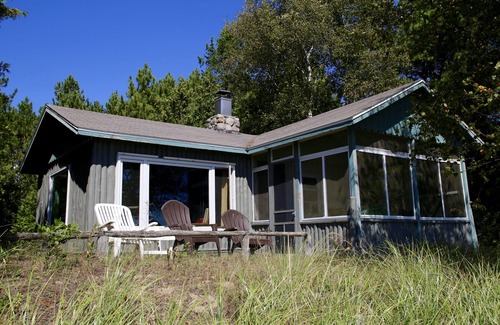 Sturgeon Bay Cottage | Arrowhead Waterfront Log Cottage On Sand Beach With Fireplace.