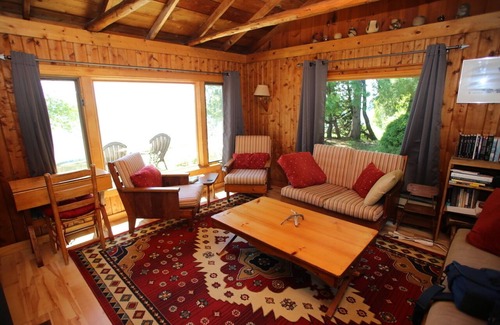 Sturgeon Bay Cottage | Arrowhead Waterfront Log Cottage On Sand Beach With Fireplace.