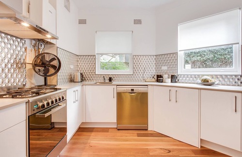 Neutral Bay Apartment | Art Deco 2-Bed Close to City and Harbour