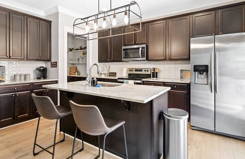 East Durham House | Art Deco Home mins to DT Durham-Duke-RDU sleeps 8