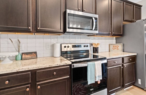 East Durham House | Art Deco Home mins to DT Durham-Duke-RDU sleeps 8