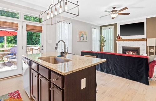 East Durham House | Art Deco Home mins to DT Durham-Duke-RDU sleeps 8