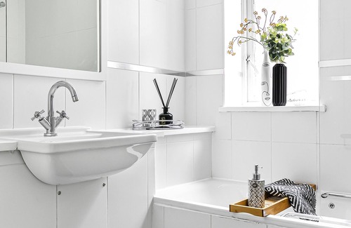 Crouch End Apartment | Art Deco-inspired property in Crouch End, near London's vibrant attractions.