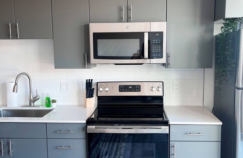 Lincoln Park Apartment | Art District Retreat: Studio Getaway
