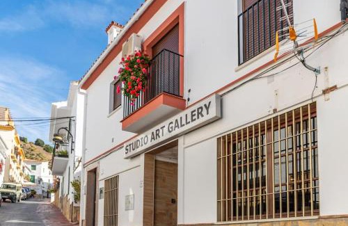 Vinuela Apartment | Art Gallery Apartment - in town center