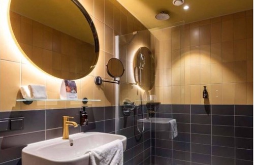 Kralingen-Crooswijk Hotel | Art-Inspired Boutique Hotel Room in Central Rotterdam Near Restaurants & Shops