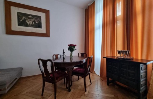 Nibelungen-Viertel Apartment | Art Nouveau Apartment Vienna