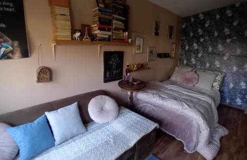 Ljubljana House | art room with shared bathroom in Rose resort