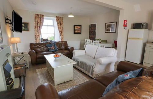 Bankend Cottage | ARTHUR'S COTTAGE, pet friendly, with a garden in Southerness