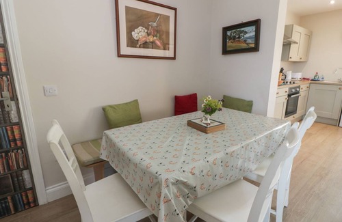 Bankend Cottage | ARTHUR'S COTTAGE, pet friendly, with a garden in Southerness