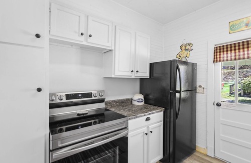 Warrensville Cottage | Arthur's Creekside, Cozy 2 Bed, 1 Ba, 8 min to West Jefferson