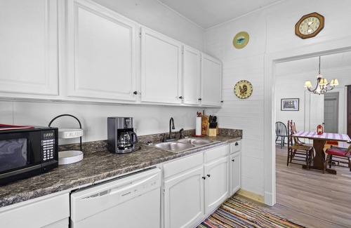 Warrensville Cottage | Arthur's Creekside, Cozy 2 Bed, 1 Ba, 8 min to West Jefferson