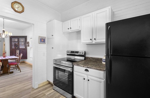 Warrensville Cottage | Arthur's Creekside, Cozy 2 Bed, 1 Ba, 8 min to West Jefferson