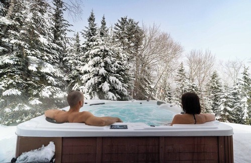 Baie-St-Paul Ski Chalet | Artik 10: Private Retreat with Spa & Trails