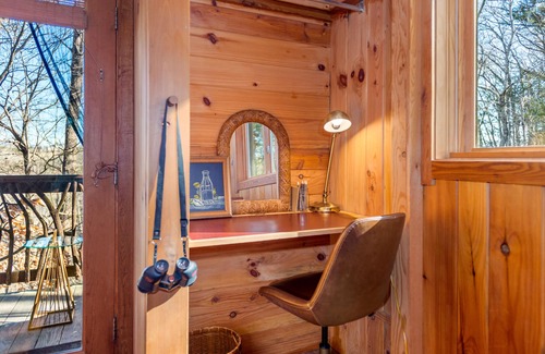 Marshall Cabin | Artisan Cabin Escape: Nature-Inspired Getaway