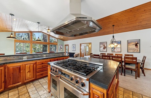 Tahoe Paradise Ski Chalet | Artisan Chalet: Pet Friendly, Deluxe Kitchen, Games