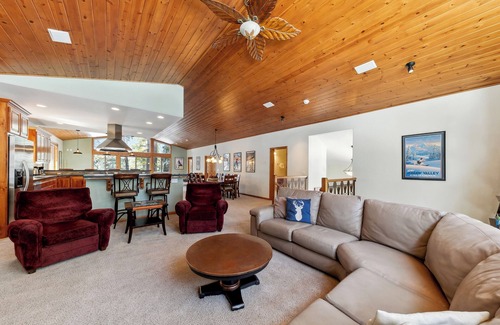 Tahoe Paradise Ski Chalet | Artisan Chalet: Pet Friendly, Deluxe Kitchen, Games