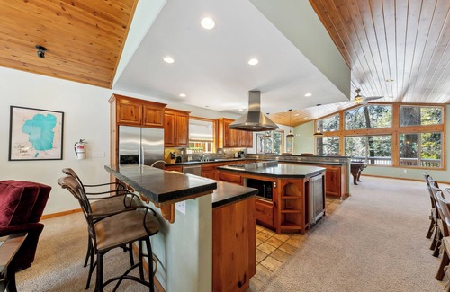 Tahoe Paradise Ski Chalet | Artisan Chalet: Pet Friendly, Deluxe Kitchen, Games