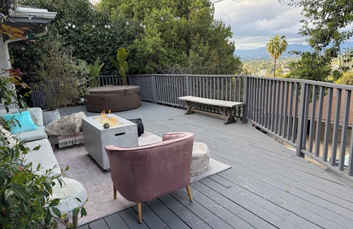 Sherman Oaks House | Artist Retreat: LA Bungalow w/Hot Tub, Pool Table & Piano - Close but Peaceful