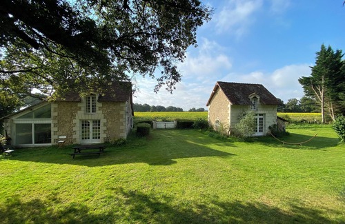 Chenevelles House | Artist's house in a preserved natural setting, near the Futuroscope