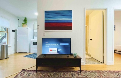 Southeastern Sacramento House | Artist's retreat near the heart of the city